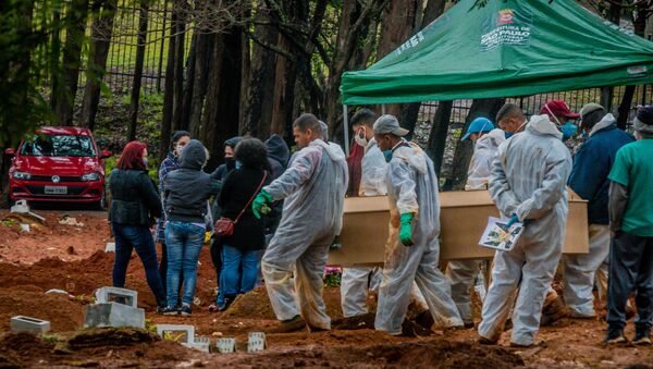  Enterro de vítima da COVID-19 no cemitério Vila Formosa, na zona leste de São Paulo - Sputnik Brasil