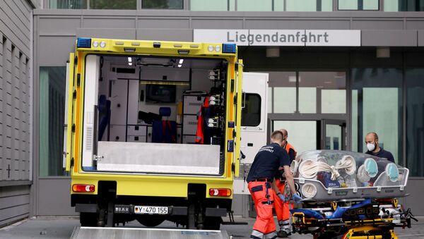Paramédicos transportam o opositor russo Aleksei Navalny para clínica em Berlim - Sputnik Brasil