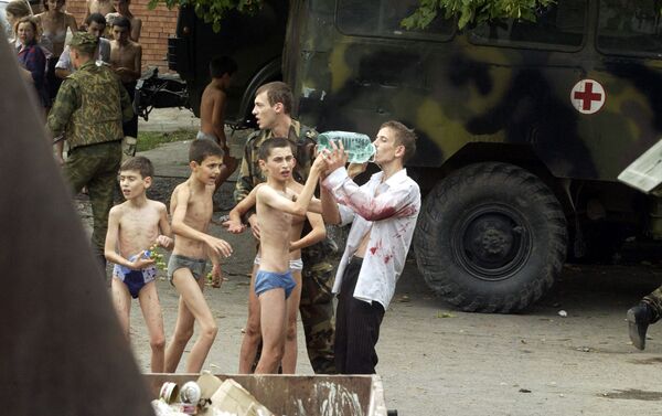 Meninos libertados do cativeiro na Escola Nº1 tomam água, na cidade de Beslan, Rússia, 4 de setembro de 2004 - Sputnik Brasil