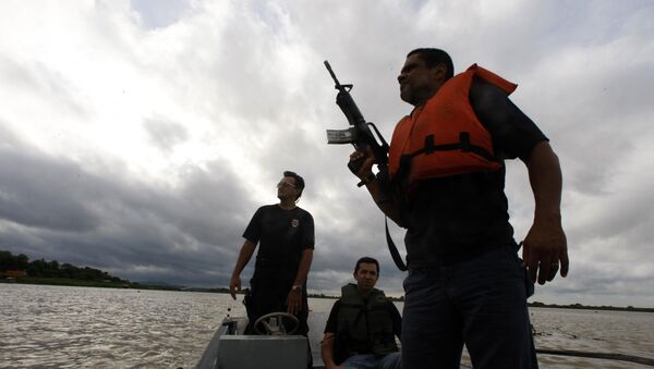 Policiais patrulham a fronteira do Brasil com a Bolívia - Sputnik Brasil