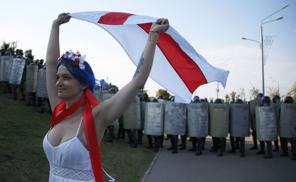Manifestante durante um protesto da oposição em Minsk - Sputnik Brasil