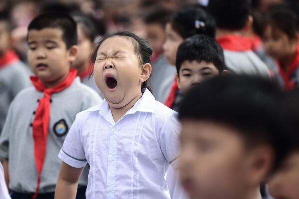Criança boceja no primeiro dia de escola na China - Sputnik Brasil