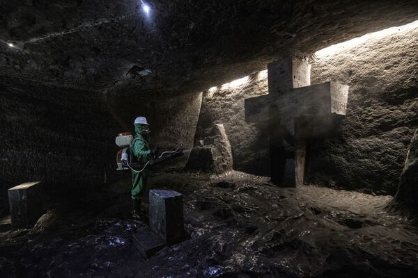 Um trabalhador desinfeta a Catedral de Sal de Zipaquirá, uma igreja subterrânea construída em uma mina de sal - Sputnik Brasil