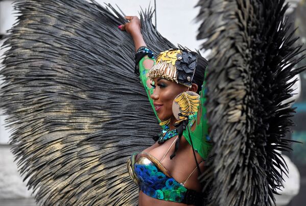 Dançarina caribenha durante a apresentação do primeiro carnaval digital em Notting Hill - Sputnik Brasil