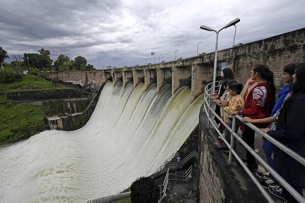 Pessoas observam a barragem de Rawal após abertura de vertedouro devido a fortes chuvas em Islamabad, Paquistão - Sputnik Brasil