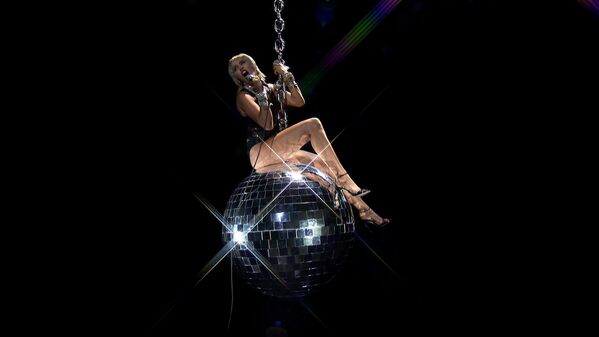 Cantora Miley Cyrus, dos EUA, durante apresentação no MTV Video Music Awards 2020 - Sputnik Brasil
