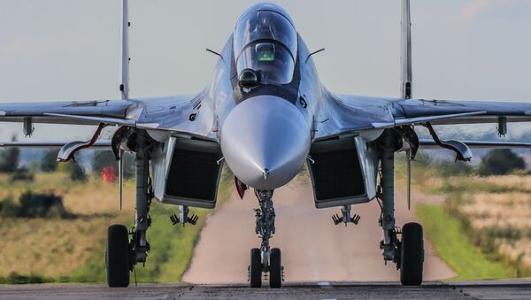Caça Su-30 antes de um voo de treinamento - Sputnik Brasil