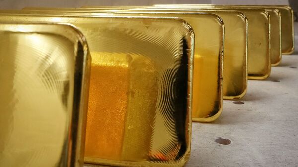 Barras de ouro recém-fundidas de 99,99% de ouro puro em armazenamento após pesagem na fábrica de metais não ferrosos Krastsvetmet, na cidade siberiana de Krasnoyarsk, na Rússia, em 22 de novembro de 2018 - Sputnik Brasil