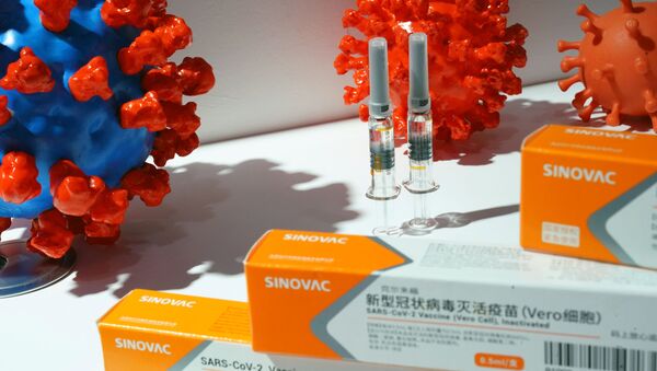 Estande exibe a vacina candidata contra a COVID-19 da empresa chinesa Sinovac Biotech na Feira Internacional de Comércio de Serviços da China, Pequim, China, 4 de setembro de 2020 - Sputnik Brasil