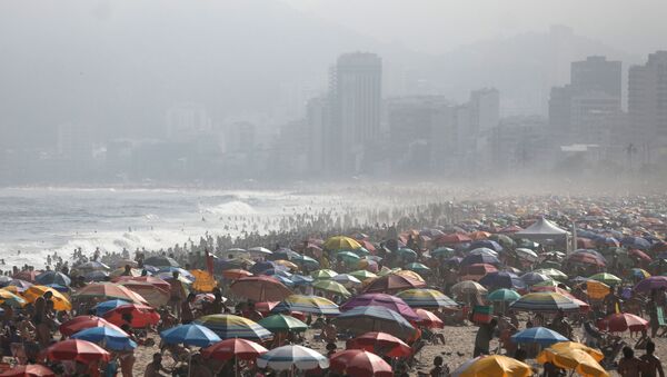Banhistas lotam praia de Ipanema, no Rio de Janeiro, durante a pandemia de COVID-19, 6 de setembro de 2020 - Sputnik Brasil