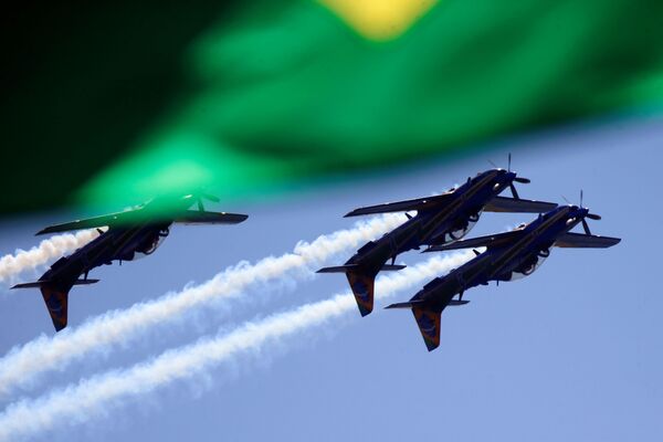 Equipe de acrobacias do Esquadrão da Fumaça do Brasil voa durante a celebração do Dia da Independência do país em Brasília - Sputnik Brasil