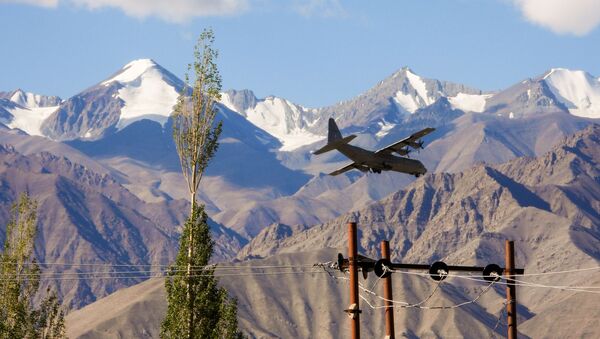 Avião Hercules da Força Aérea da Índia pousa na base de Leh, no território contestado de Ladakh, na fronteira com China, 8 de setembro de 2020 - Sputnik Brasil