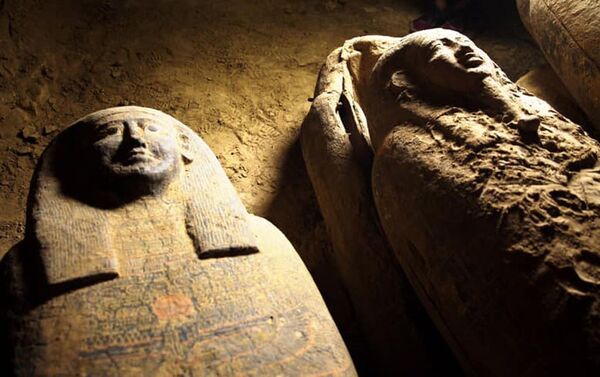 Autoridades egípcias descobrem 13 sarcófagos de 2.500 anos completamente selados - Sputnik Brasil