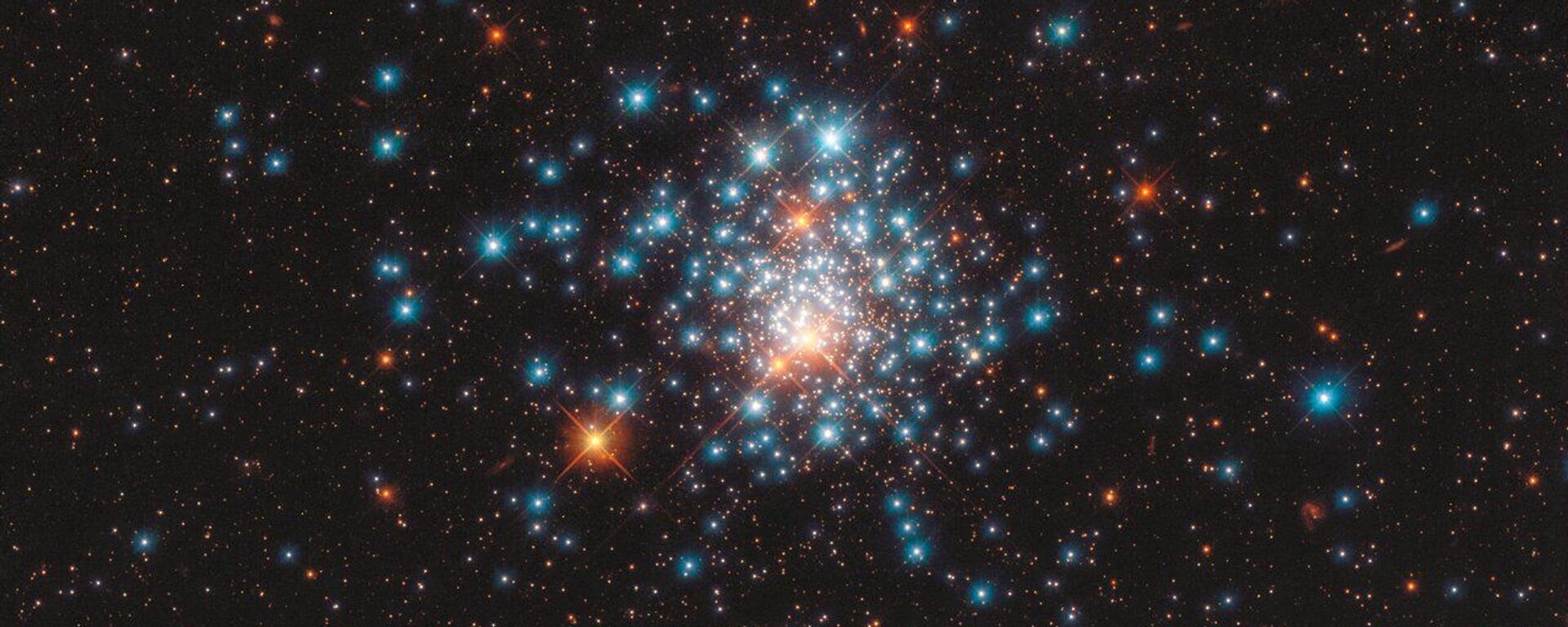 Muitas estrelas coloridas reunidas nesta imagem do aglomerado globular NGC 1805, obtida pelo telescópio espacial Hubble - Sputnik Brasil, 1920, 04.09.2022