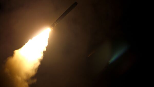 Cruzador USS Monterey dispara um míssil de ataque terrestre Tomahawk - Sputnik Brasil