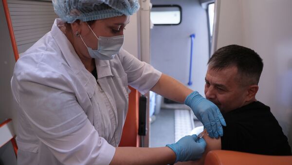 Homem sendo vacinado (foto de arquivo) - Sputnik Brasil