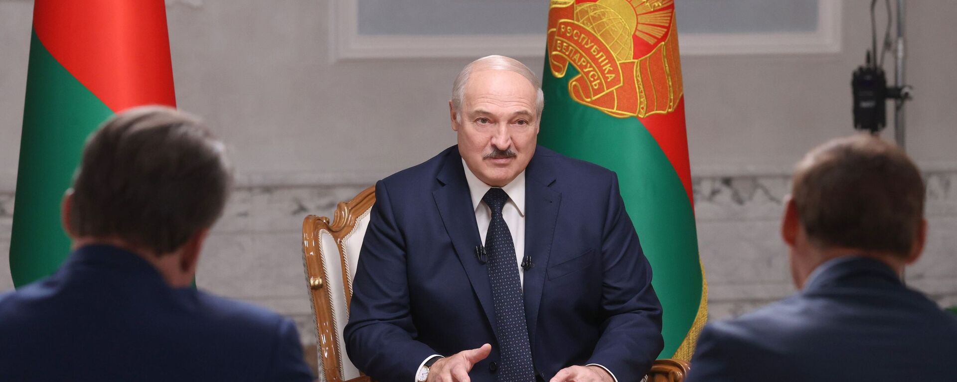 Presidente belarusso Aleksandr Lukashenko durante uma entrevista a jornalistas russos em Minsk - Sputnik Brasil, 1920, 21.07.2022