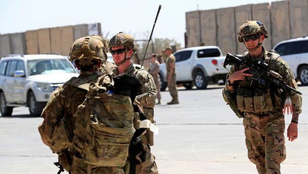 Soldados americanos em cerimônia de passagem de controle de base militar para forças do Iraque - Sputnik Brasil