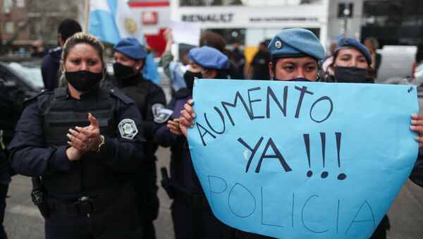 Na província argentina de Buenos Aires, policiais protestam em frente à residência presidencial na cidade de Olivos, demandando melhores salários e condições de trabalho, em 9 de setembro de 2020. - Sputnik Brasil
