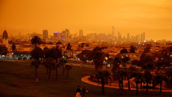 Nuvem de fumaça dos incêndios florestais da Califórnia bloqueiam sol em São Francisco - Sputnik Brasil