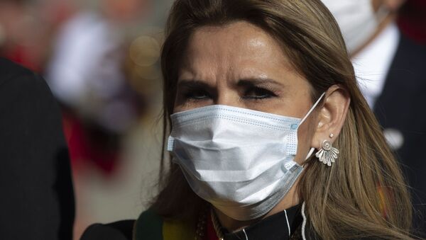 Presidente interina da Bolívia, Jeanine Áñez, participa de evento usando máscara em meio à pandemia do novo coronavírus - Sputnik Brasil