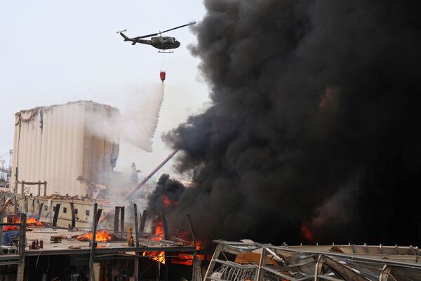 Helicóptero é usado nos esforços de combate às chamas no porto de Beirute - Sputnik Brasil
