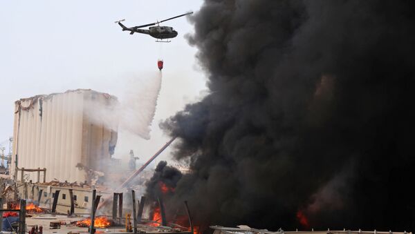 Helicóptero é usado nos esforços de combate às chamas no porto de Beirute - Sputnik Brasil