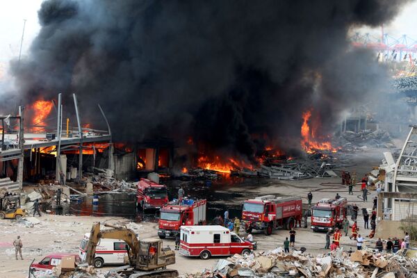 Equipes de emergência no local do incêndio que atingiu o porto de Beirute, no Líbano, nesta quinta-feira (10) - Sputnik Brasil