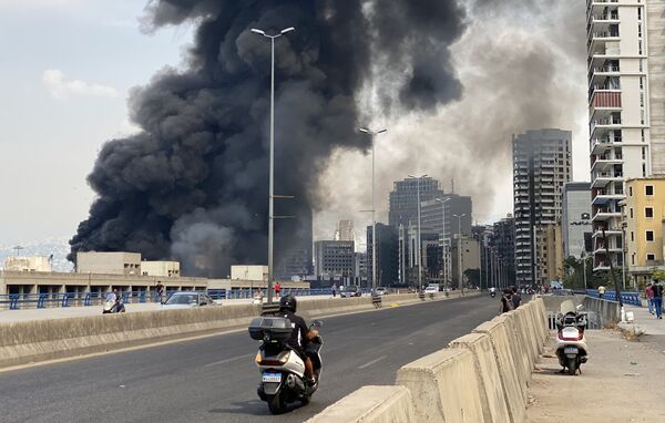 Motoqueiro observa fumaça subindo aos céus durante incêndio em Beirute - Sputnik Brasil