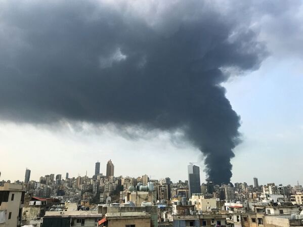 Vista do incêndio no porto de Beirute a partir de Sin-el-fil, subúrbio da capital libanesa - Sputnik Brasil