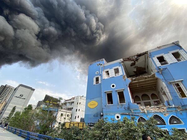Fumaça cobre prédio destruído em Beirute, no Líbano - Sputnik Brasil