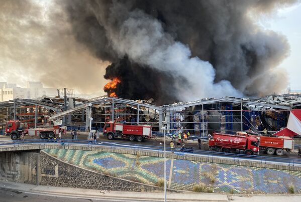 Bombeiros tentam combater chamas que atingiram o porto de Beirute, no Líbano, nesta quinta-feira, 10 de setembro de 2020 - Sputnik Brasil