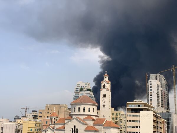 Prédios de Beirute são atingidos por fumaça escura durante incêndio na região portuária da capital libanesa - Sputnik Brasil