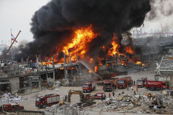 Depósito no porto de Beirute é consumido pelas chamas durante incêndio na capital libanesa, um mês após uma grande explosão na região - Sputnik Brasil