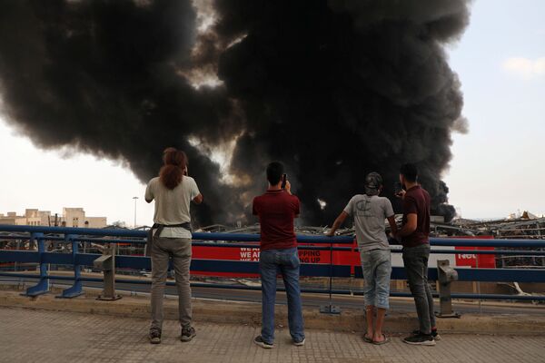 Testemunhas capturam imagens do incêndio que atingiu o porto de Beirute, nesta quinta-feira (10) - Sputnik Brasil