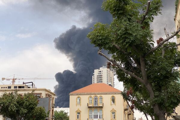 Nuvem de fumaça sobre o porto de Beirute, capital do Líbano - Sputnik Brasil