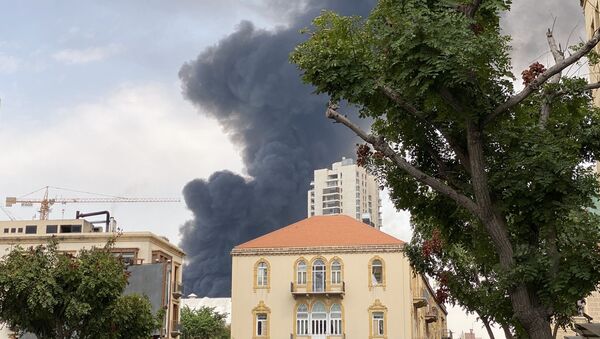 Nuvem de fumaça sobre o porto de Beirute, capital do Líbano - Sputnik Brasil