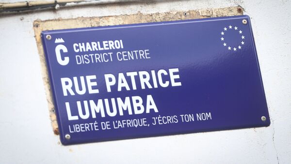 Placa nomeando rua em Charleroi, na Bélgica, em homenagem ao ex-líder congolês Patrice Lumumba - Sputnik Brasil