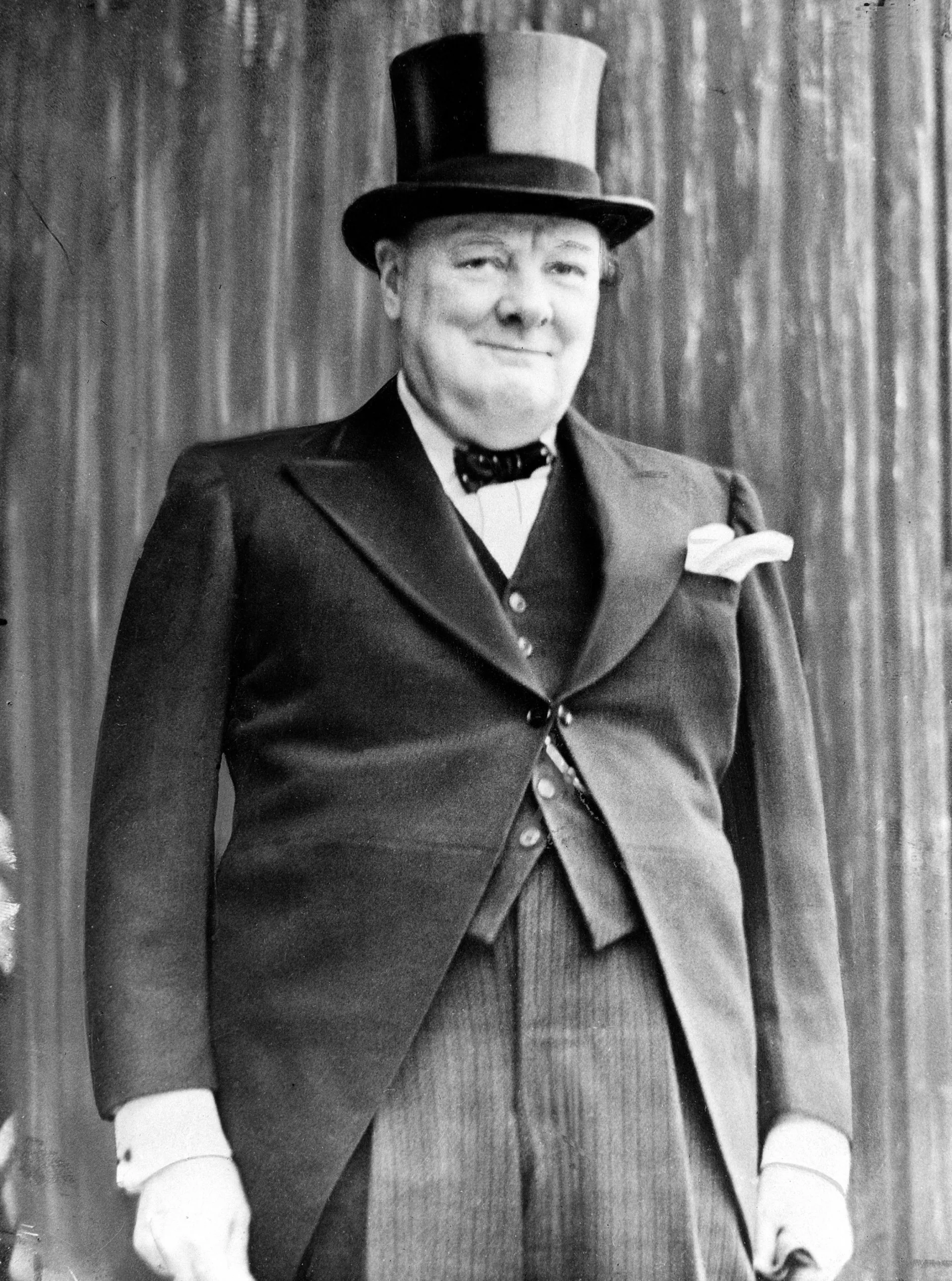 Winston Churchill, premiê do Reino Unido, na Catedral de São Paulo em Londres, Inglaterra, Reino Unido, para assistir aos serviços de graças pela vitória na Europa na Segunda Guerra Mundial, em maio de 1945 - Sputnik Brasil, 1920, 14.12.2023
