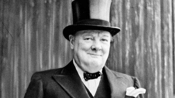 Winston Churchill, premiê do Reino Unido, na Catedral de São Paulo em Londres, Inglaterra, Reino Unido, para assistir aos serviços de graças pela vitória na Europa na Segunda Guerra Mundial, em maio de 1945 - Sputnik Brasil