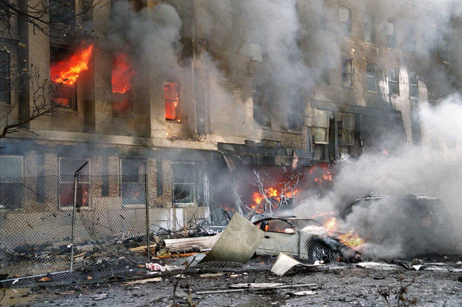 Prédio em chamas durante os ataques de 11 de setembro de 2001 nos EUA - Sputnik Brasil, 1920, 11.09.2022