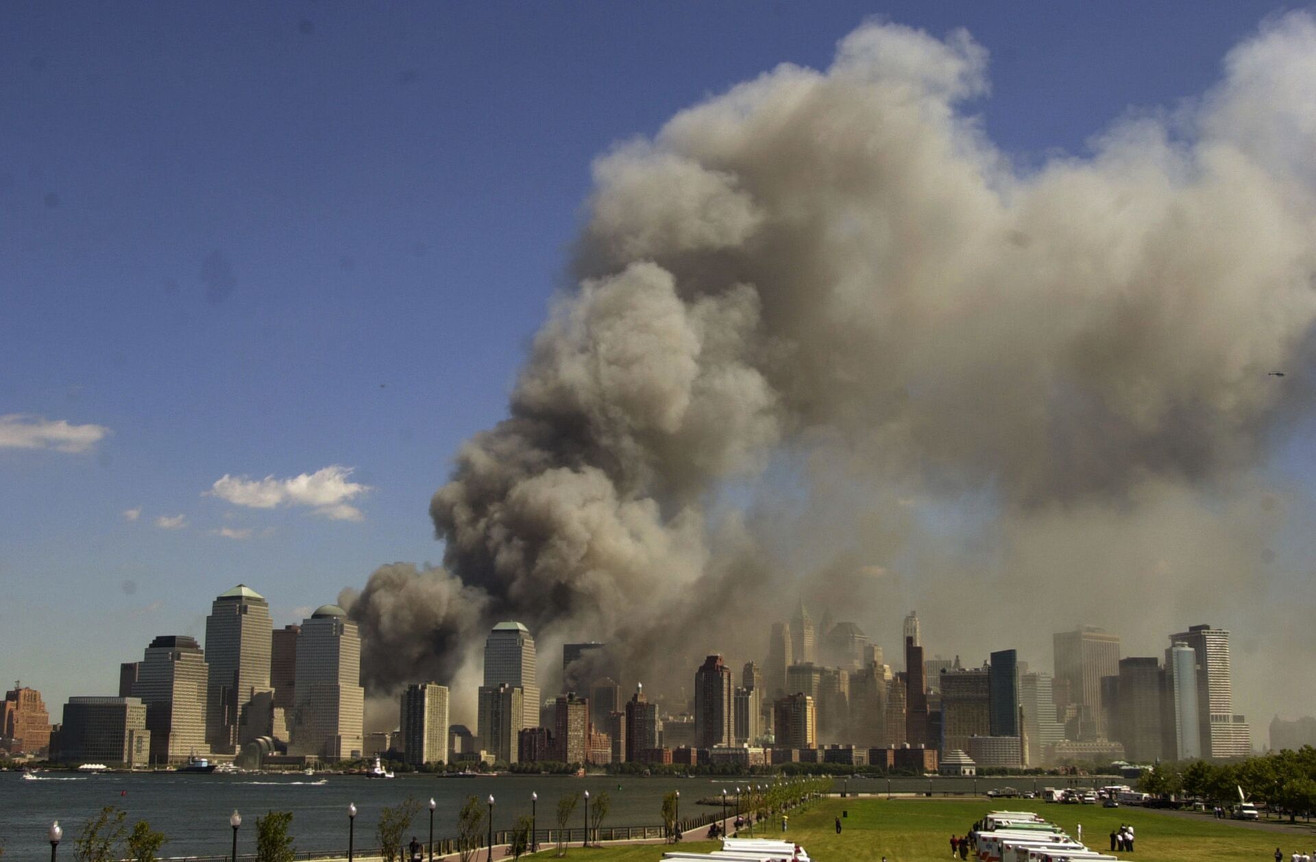 World Trade Center cria coluna de fumaça durante o ataque de 11 de Setembro - Sputnik Brasil, 1920, 09.11.2021