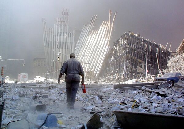 Escombros do World Trade Center danificaram prédios em suas cercanias em 11 de setembro de 2001 - Sputnik Brasil