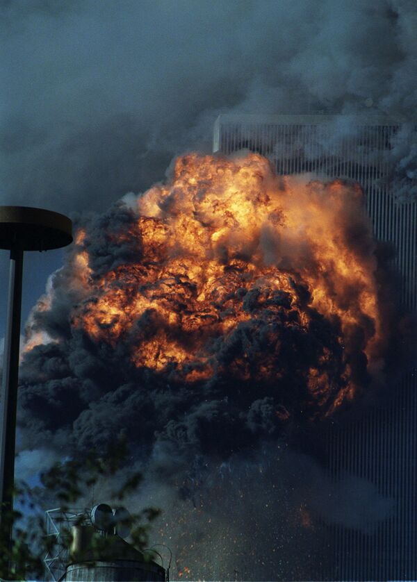 Incêndio na Torre Norte do World Trade Center após ataque terrorista com avião. O incêndio durou quase sete horas - Sputnik Brasil