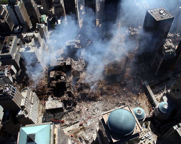 Imagem feita do alto mostra área de Nova York repleta com os escombros das torres atacadas - Sputnik Brasil