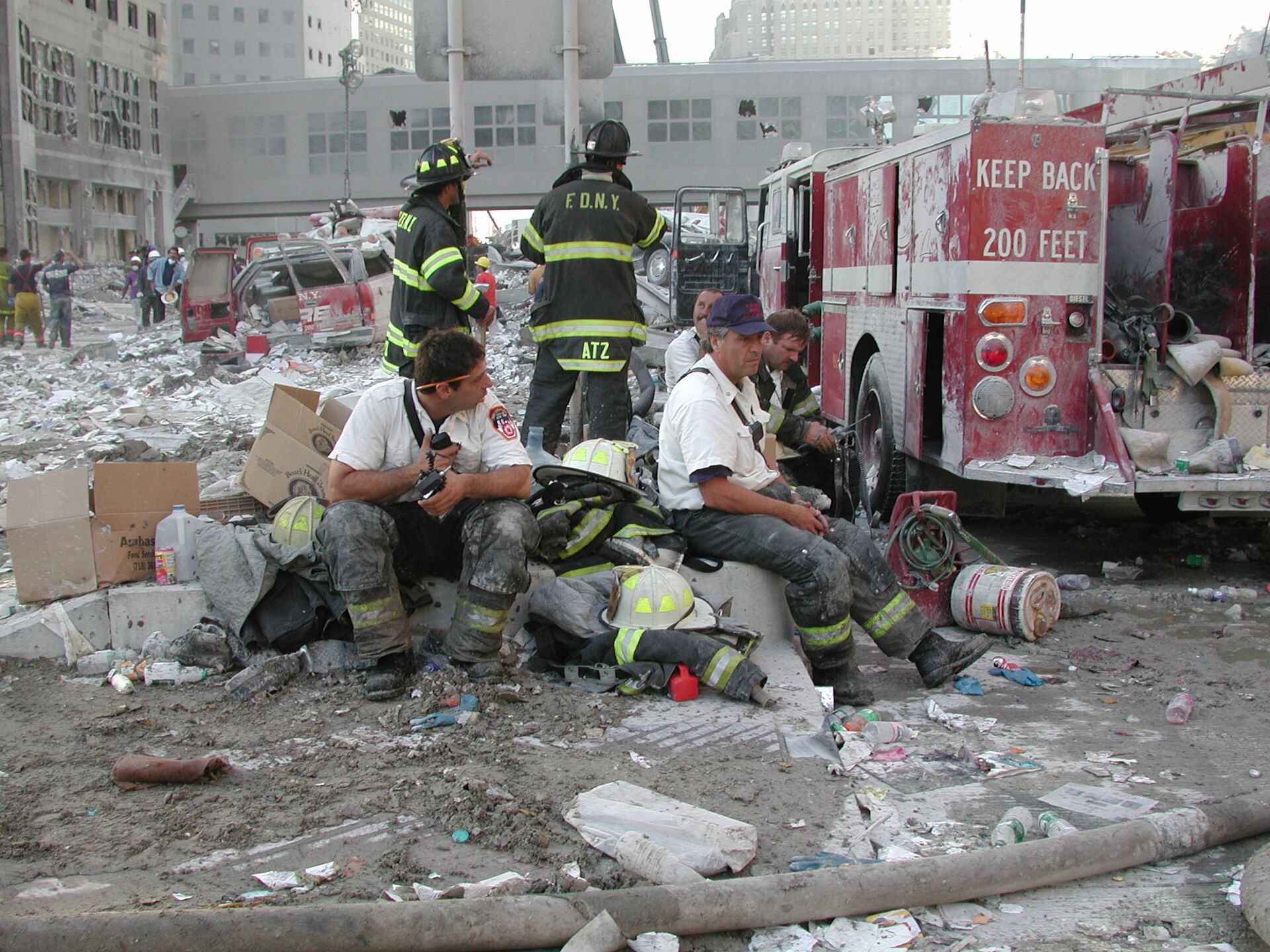 Bombeiros descansam durante trabalhos de resgate após ataques do 11 de Setembro - Sputnik Brasil, 1920, 09.11.2021