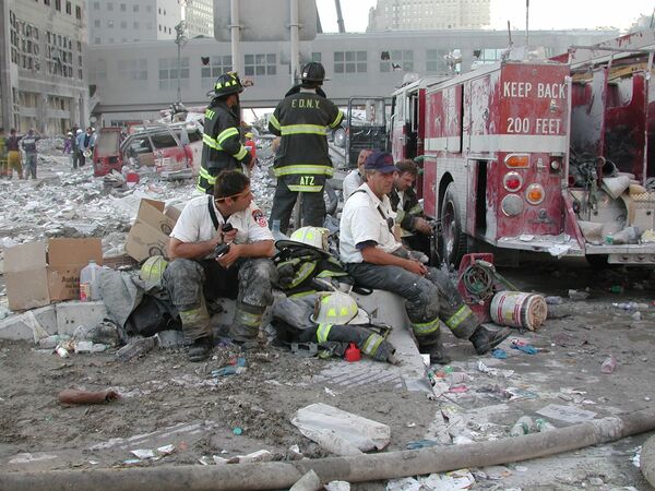 Bombeiros descansam durante trabalhos de resgate após ataques do 11 de Setembro - Sputnik Brasil