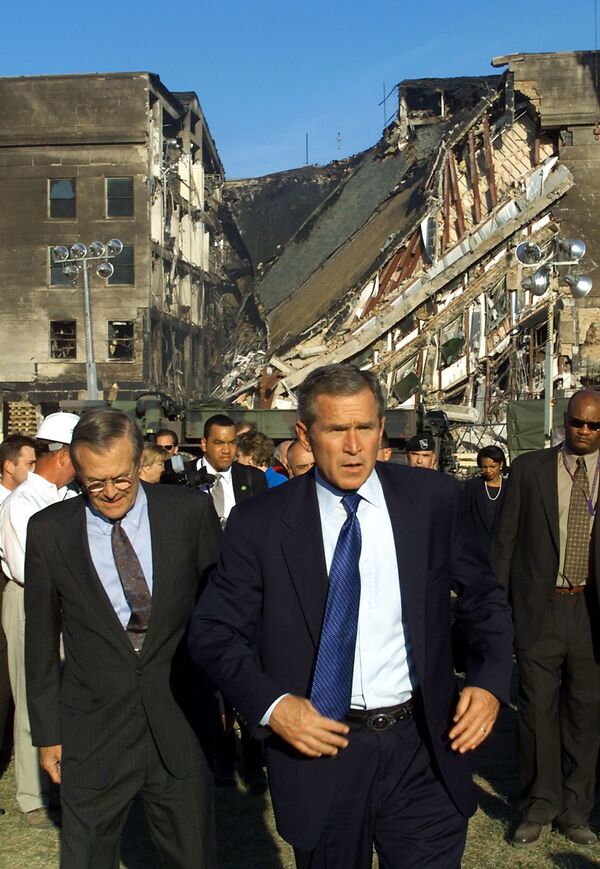 Presidente norte-americano George Bush visita o Pentágono após o ataque em 11 de setembro de 2001 - Sputnik Brasil