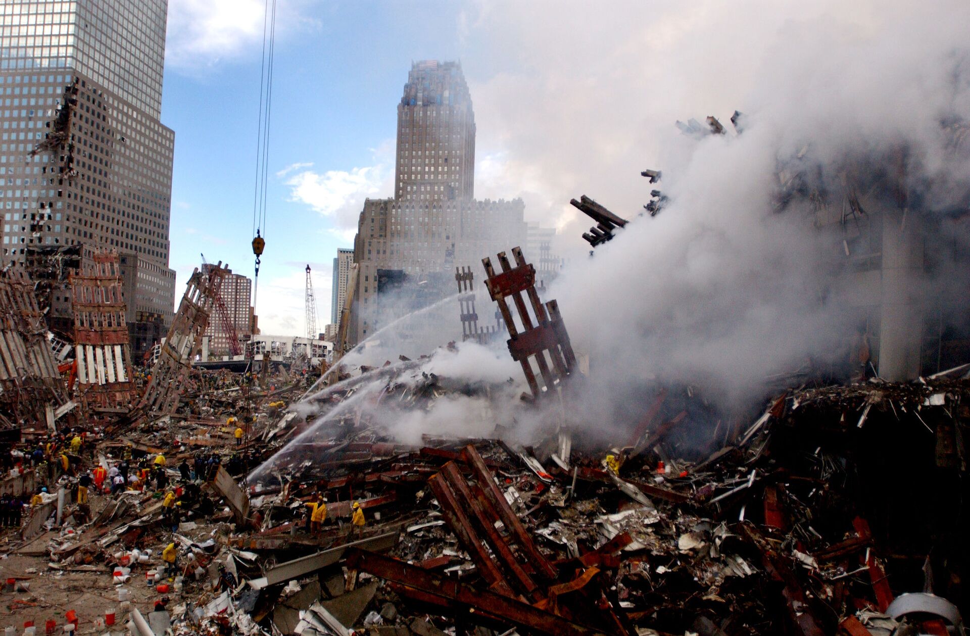Bombeiros lutam contra incêndio nos escombros do World Trade Center após este ser atacado em 11 de setembro de 2001 - Sputnik Brasil, 1920, 11.09.2022