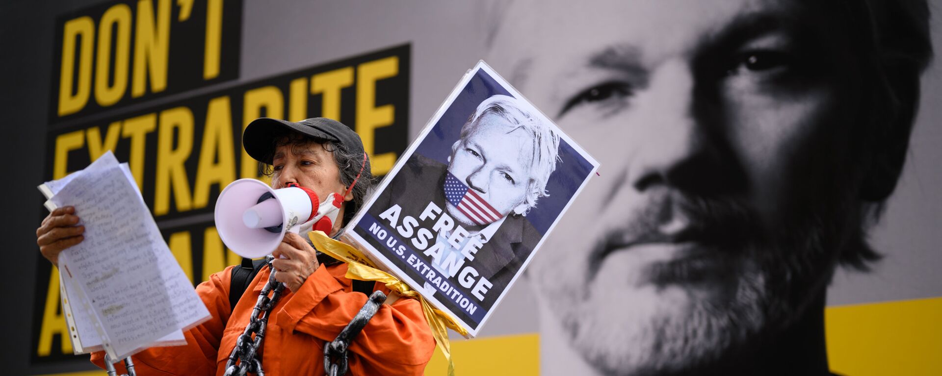 Apoiadora de Julian Assange durante manifestação contra sua extradição, em Londres - Sputnik Brasil, 1920, 27.10.2021